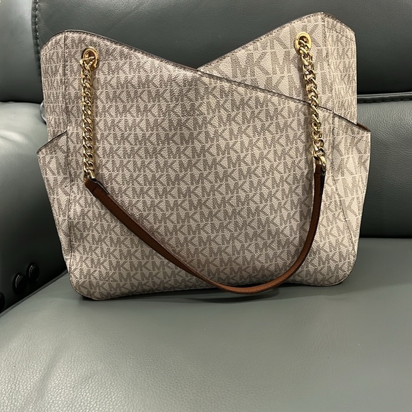 Michael Kors Beige Signature Tote Bag used a couple times - Picture 5 of 9